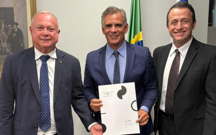 69bdad4ce5881-reuniao_ccj12_paulo_azi_leur_lomanto_marcelo_braga Relator da PEC 6X1, o deputado Paulo Azi; o presidente da CCJ, deputado Leur Lomanto; e o presidente do Seciesp e do Conselho de Serviços da FecomercioSP, Marcelo Braga