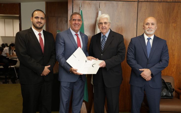 69c66042ec7e3-0u1a9461 No centro, Rubens Medrano entrega ao deputado Luiz Gastão propostas para o aprimoramento do marco legal do comércio exterior, em Brasília. À esquerda, o assessor jurídico Fernando Sousa; à direita, o ex-auditor fiscal Augusto Oliveira da Silva Neto