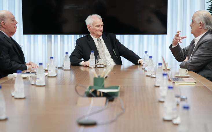 O presidente em exercício da FecomercioSP, Ivo Dall’Acqua Júnior; e o presidente do Conselho de Assuntos Tributários da Entidade, Márcio Olívio Fernandes da Costa, recebem o ex-ministro na sede (Crédito: Edilson Dias)