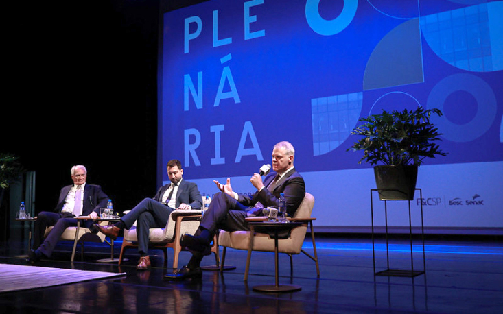 69f2410e8b948-55236888993_132d58b1cc_c Jornalista Eduardo Oinegue afirmou que o Brasil se caracteriza pela constante imprevisibilidade e pela insegurança político-econômica. / Fotos: Edilson Dias