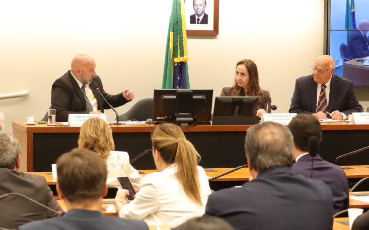 69fc87594b3b5-1t7a5670 Fábio Pina, economista da FecomercioSP, ao lado da deputada Adriana Ventura e do advogado Roberto Ordine, vice-presidente da CACB
