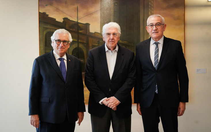 Rubens Medrano (centro), recebe Luis Fernando Ávalos, cônsul-geral do Paraguai, e Flavio Mendes Bitelman, cônsul honorário da Moldávia. Fotos: Edilson Dias